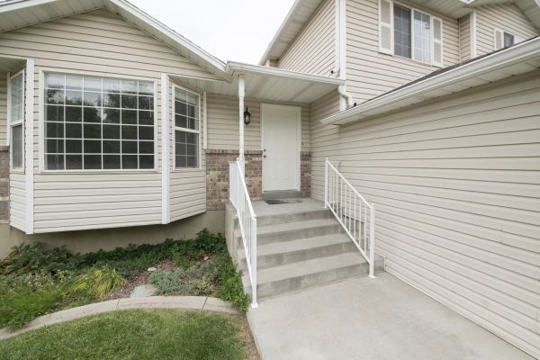 Cost of White Vinyl Siding Replacement in Santa Rosa